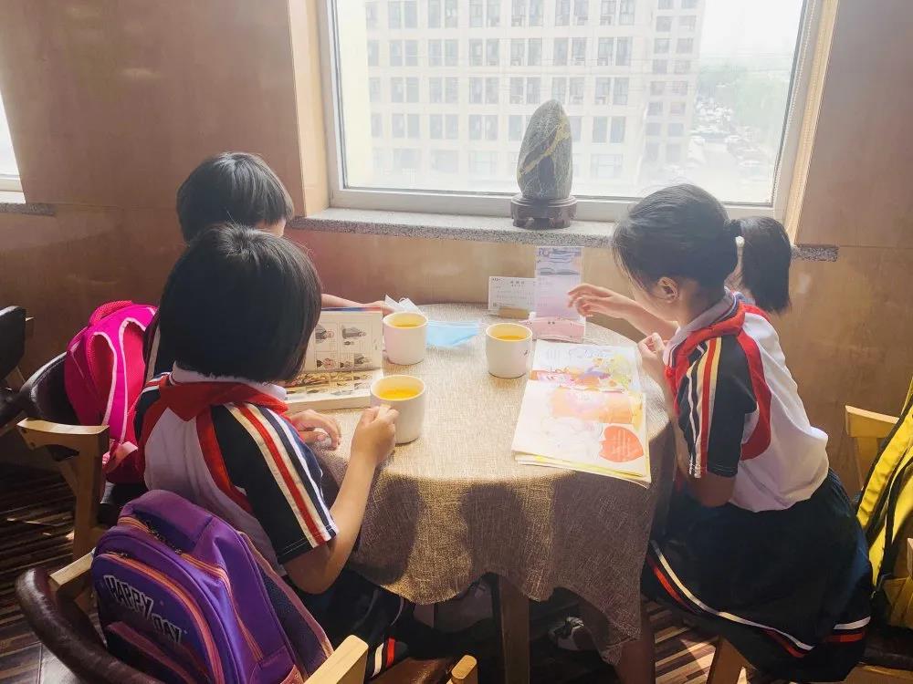 大手牽小手 溫情暖童心 —華百?gòu)V場(chǎng)攜手區(qū)婦聯(lián)、肯德基開(kāi)展六一兒童節(jié)獻(xiàn)愛(ài)心活動(dòng)