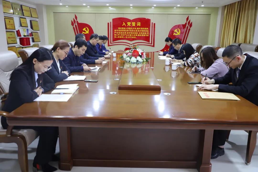 12月2日，長田實(shí)業(yè)黨支部在黨員會(huì)議室召開黨員大會(huì)，討論李少峰等3名預(yù)備黨員轉(zhuǎn)正事宜。濟(jì)北開發(fā)區(qū)黨建辦李陽同志、趙亞中同志到會(huì)指導(dǎo)。長田實(shí)業(yè)黨員、預(yù)備黨員參加會(huì)議，黨支部書記張勇主持會(huì)議。  