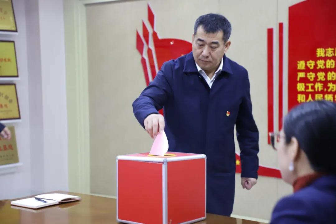 12月2日，長田實(shí)業(yè)黨支部在黨員會(huì)議室召開黨員大會(huì)，討論李少峰等3名預(yù)備黨員轉(zhuǎn)正事宜。濟(jì)北開發(fā)區(qū)黨建辦李陽同志、趙亞中同志到會(huì)指導(dǎo)。長田實(shí)業(yè)黨員、預(yù)備黨員參加會(huì)議，黨支部書記張勇主持會(huì)議。  